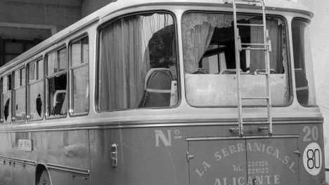 Así quedó el autobús del equipo, con los cristales rotos.