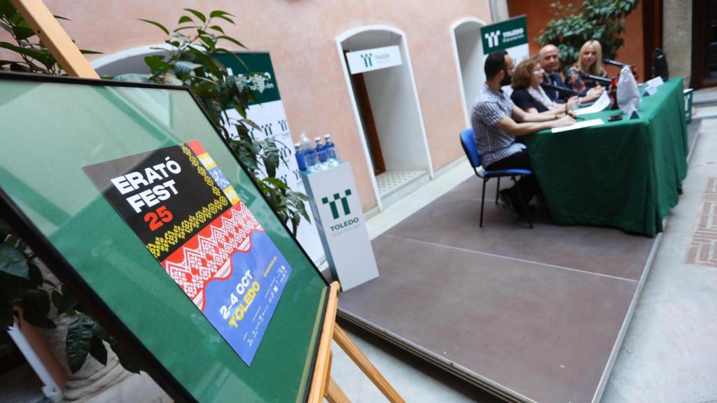 El cartel utiliza los bordados de Navalcán como imagen.