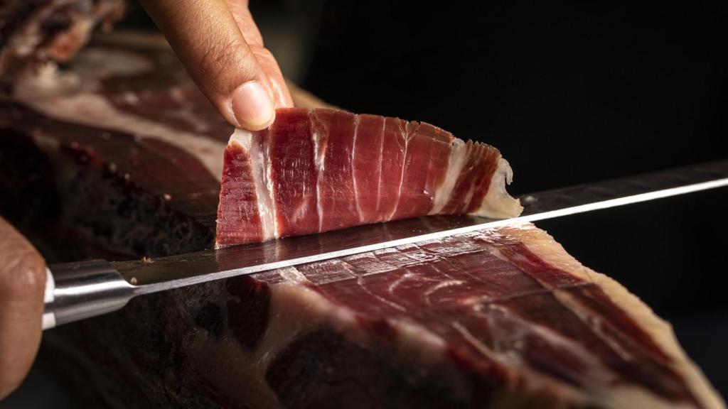 Cortando jamón.