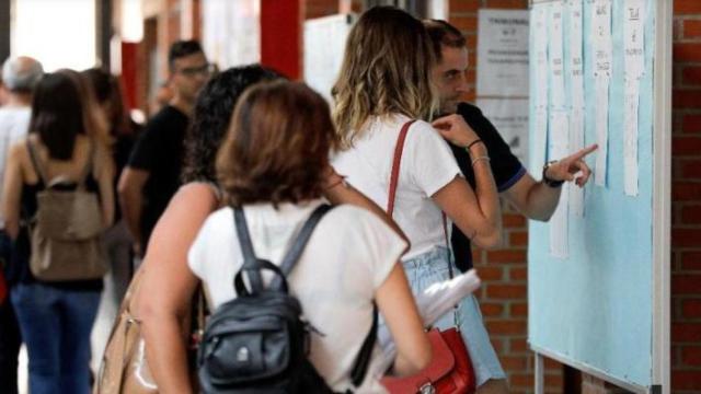 Aspirantes a funcionarios consultan su nota de examen. Efe
