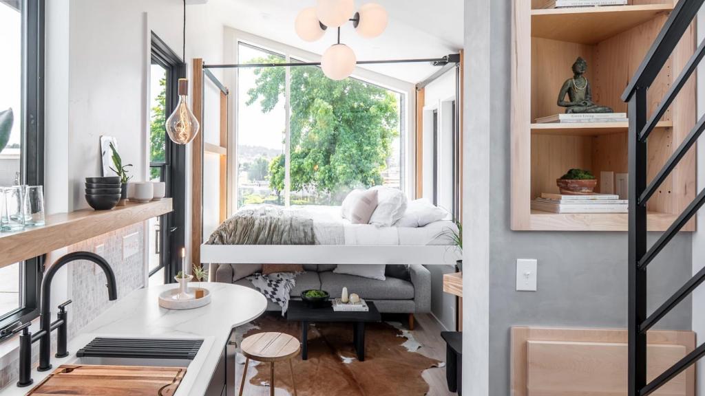 Interior de la casa con la cama elevable.