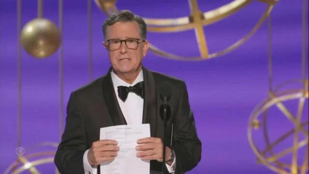 Stephen Colbert en la 77ª edición de los Premios Emmy.