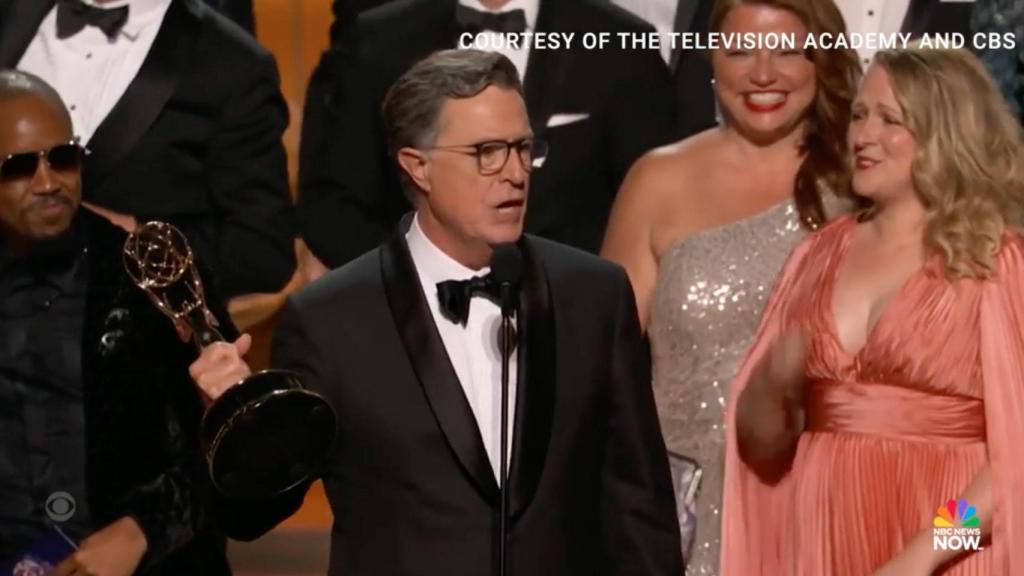 Stephen Colbert al ganar el Emmy en la 77ª edición de los premios de la Academia de Televisión de Hollywood.