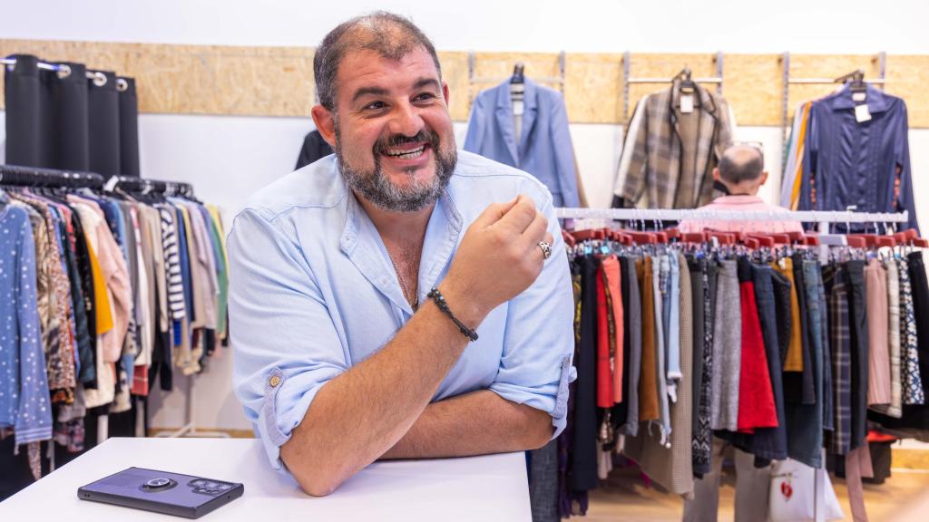 Javier emocionado contando su proyecto