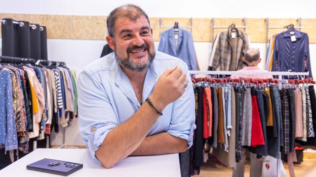 Javier emocionado contando su proyecto