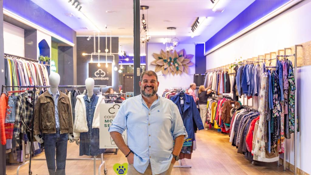 Javier en la puerta de su negocio de ropa