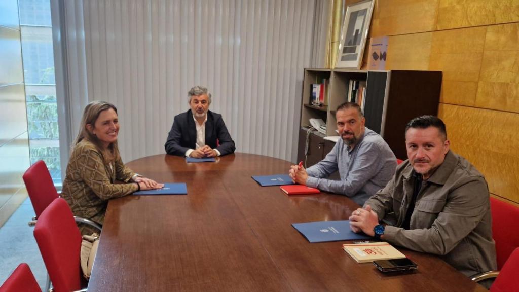 De izquierda a derecha, María Calvo, presidenta de FADE; Alejandro Calvo, consejero de Movilidad, Medio Ambiente y Gestión de Emergencias; José Manuel Zapico, secretario general de CCOO Asturias; y Francisco Javier Fernández Lanero, secretario general de UGT Asturias.