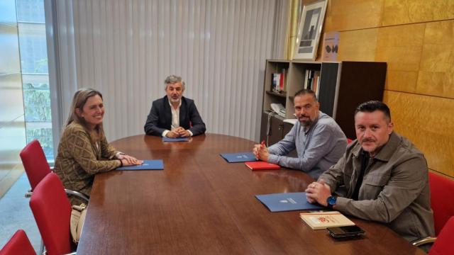 De izquierda a derecha, María Calvo, presidenta de FADE; Alejandro Calvo, consejero de Movilidad, Medio Ambiente y Gestión de Emergencias; José Manuel Zapico, secretario general de CCOO Asturias; y Francisco Javier Fernández Lanero, secretario general de UGT Asturias.