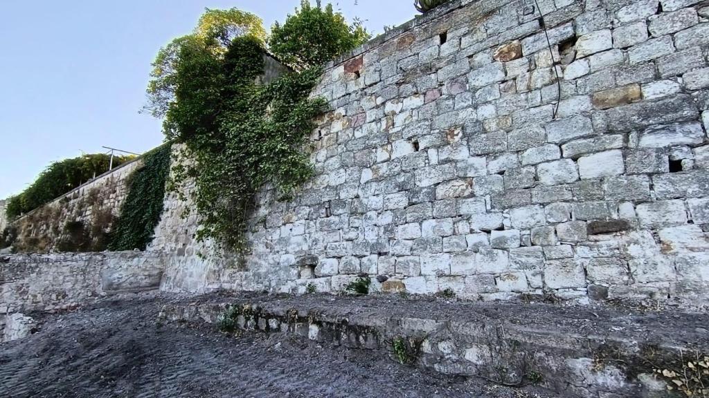 Muralla en la cuesta del Mercadillo
