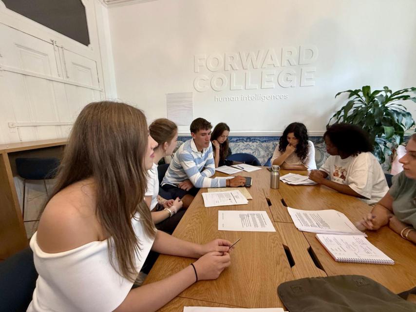 La infanta Sofía junto a sus compañeros de clase en el Forward College de Lisboa.