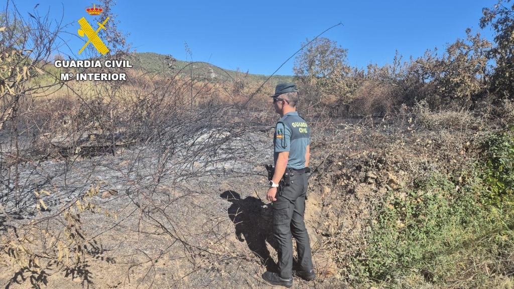 Un agente de la Guardia Civil en el lugar afectado por el incendio en San Juan de Paluezas