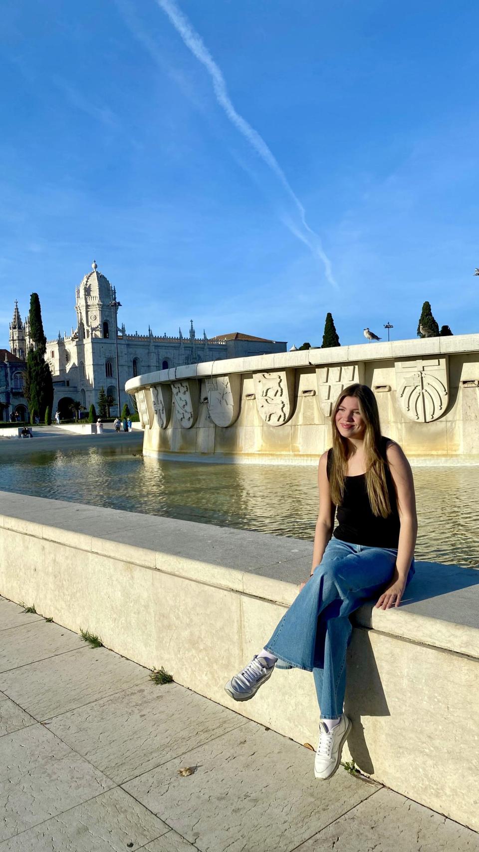 La infanta Sofía junto al Monasterio de los Jerónimos.