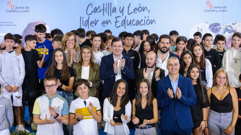 El presidente de la Junta, Alfonso Fernández Mañueco, durante la inauguración del curso educativo 2025-2026 en Castilla y León, este lunes en el IESO Canal de Castilla del municipio palentino de Villamuriel de Cerrato, este lunes