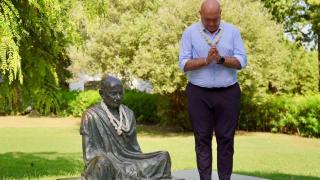 El alcalde de Valladolid, Jesús Julio Carnero, junto al busto de Gandhi en la India.
