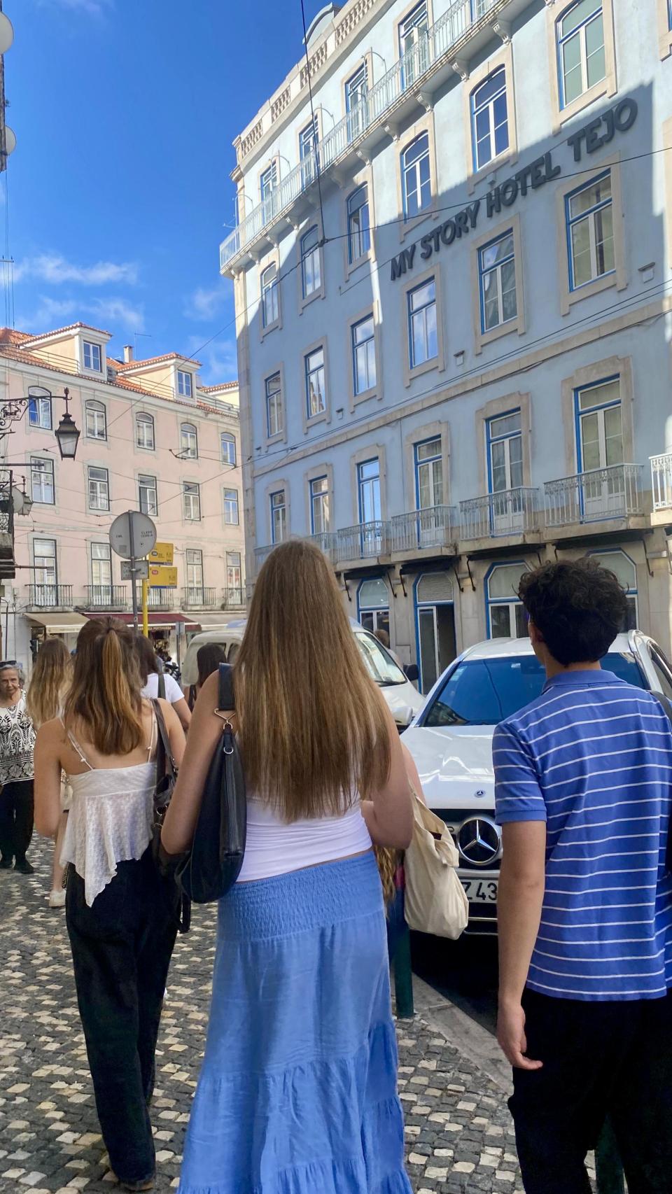 La infanta Sofía junto a compañeros de la universidad paseando por la Rua de São Nicolau.