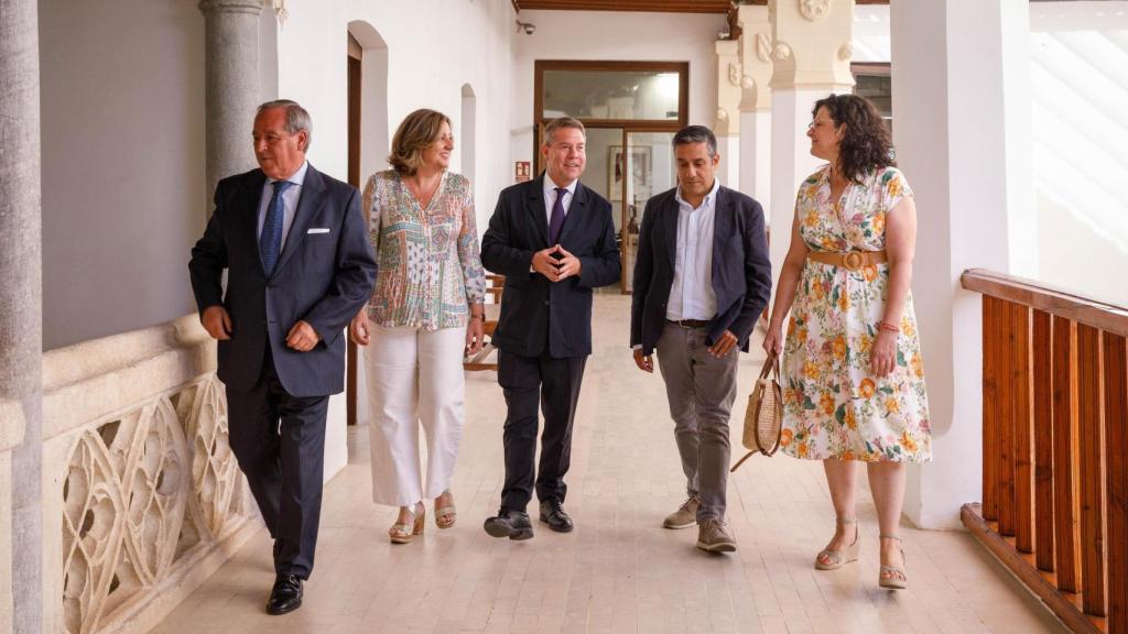 Ángel Nicolás, Patricia Franco, Emiliano García-Page, Javier Ortega y Lola Alcónez, de izquierda a derecha, este lunes en el Palacio de Fuensalida.