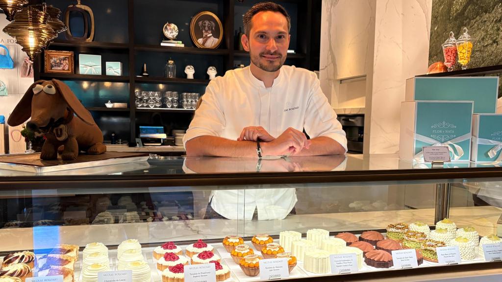 El repostero Nicolas Rouzaud en la vitrina del Rosewood Villa Magna junto a sus dulces.