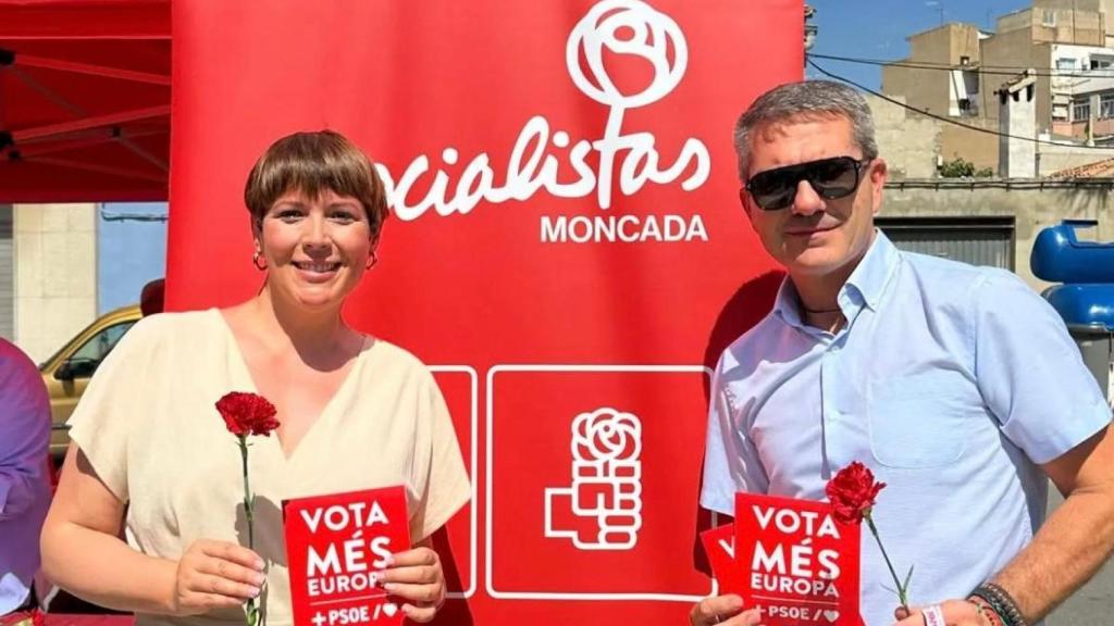La alcaldesa de Moncada, Amparo Orts, junto a Martín Pérez, el concejal envuelto en una pelea contra unos jóvenes. EE