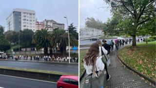Largas colas en una de las paradas de Alfonso Molina de la línea UDC de A Coruña,
