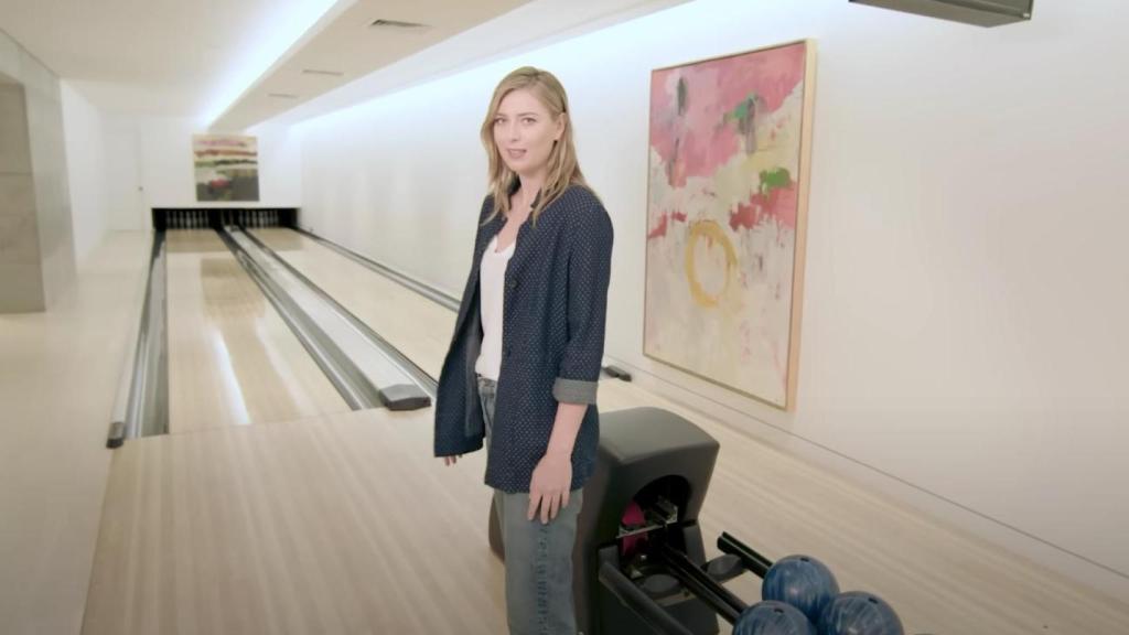 Sharapova, en la bolera de su casa en Los Angeles