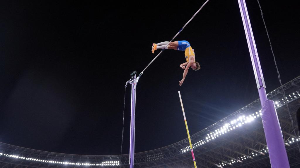 Duplantis bate el récord del mundo de salto de pértiga.