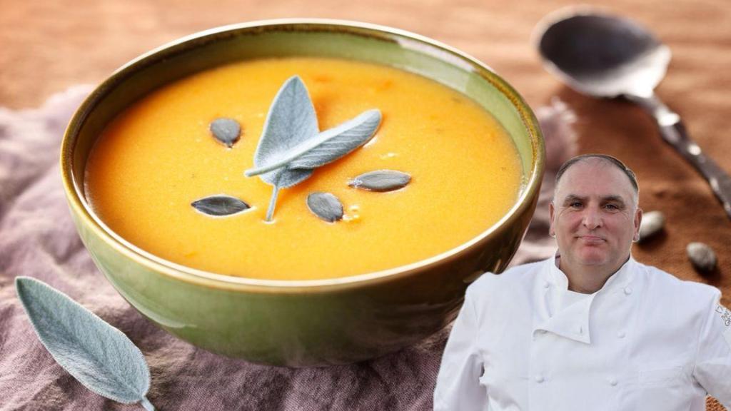 José Andrés, chef español, junto a un plato de crema de calabaza.