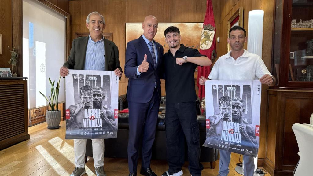Antonio Barrul presenta junto al alcalde de León, José Antonio Diez, y el concejal de Deportes, Vicente Canurias, el combate más importante de su carrera