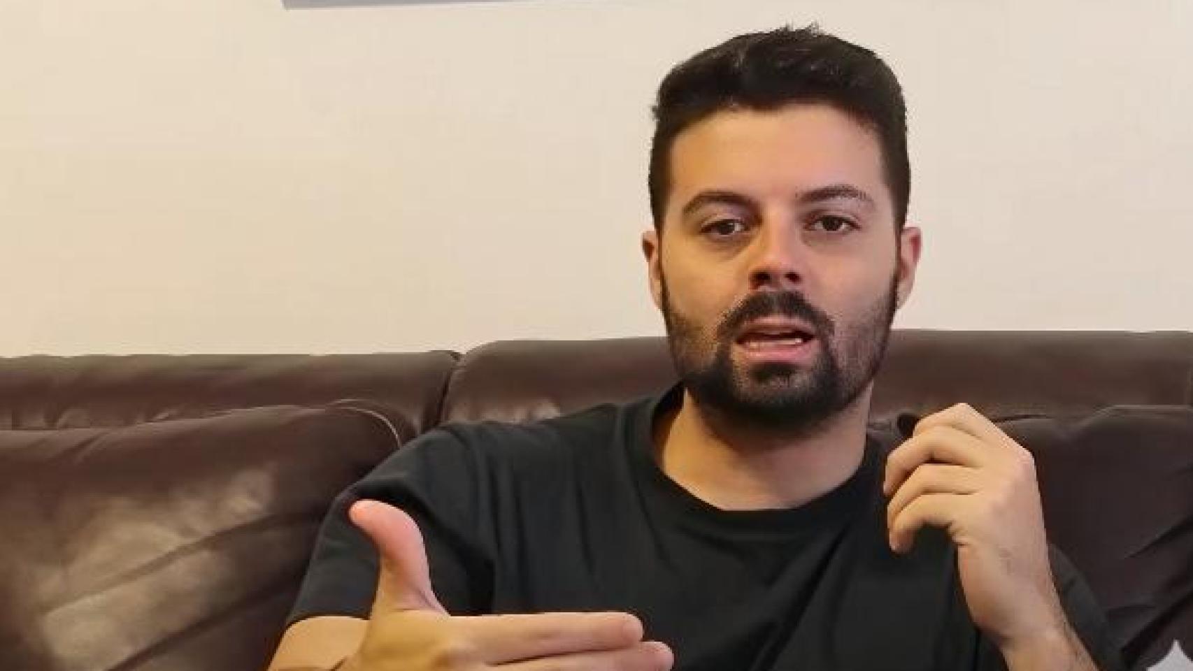 El joven da su opinión sobre la sociedad.