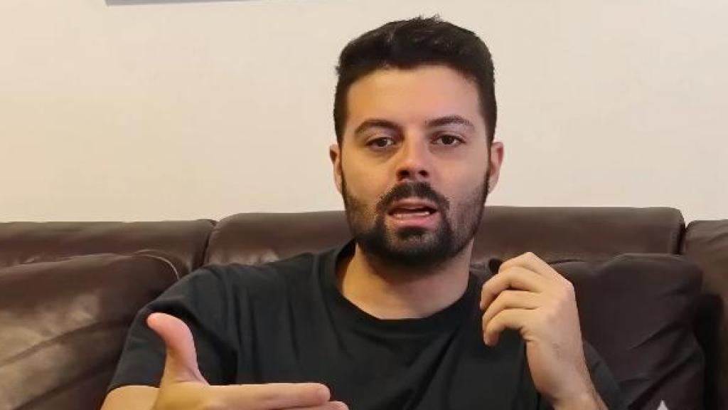 El joven da su opinión sobre la sociedad.