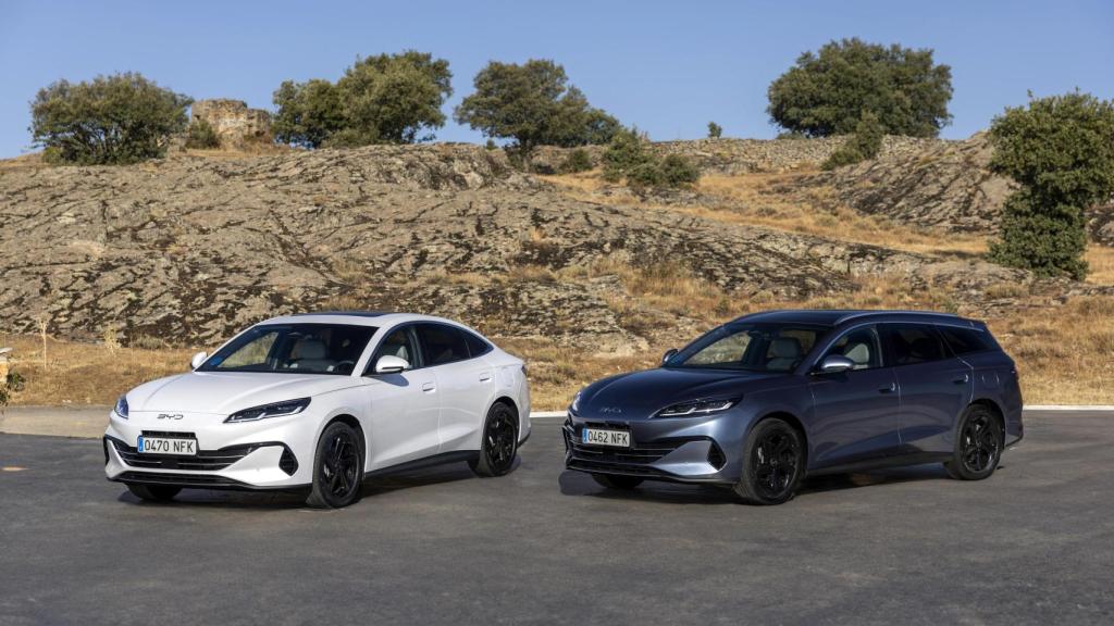 BYD Seal 6 DM-i con la carrocería sedán (izquierda) y familiar (derecha)