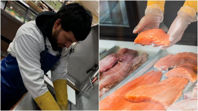 El pescadero Jeferzon López junto a un pescado fresco en la pescadería.