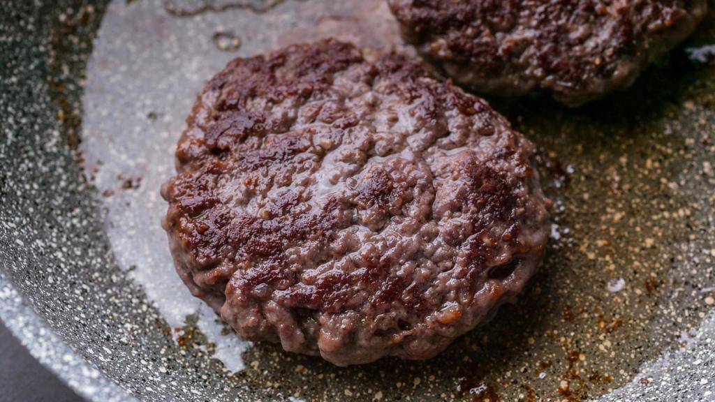 Dos hamburguesas en la sartén.