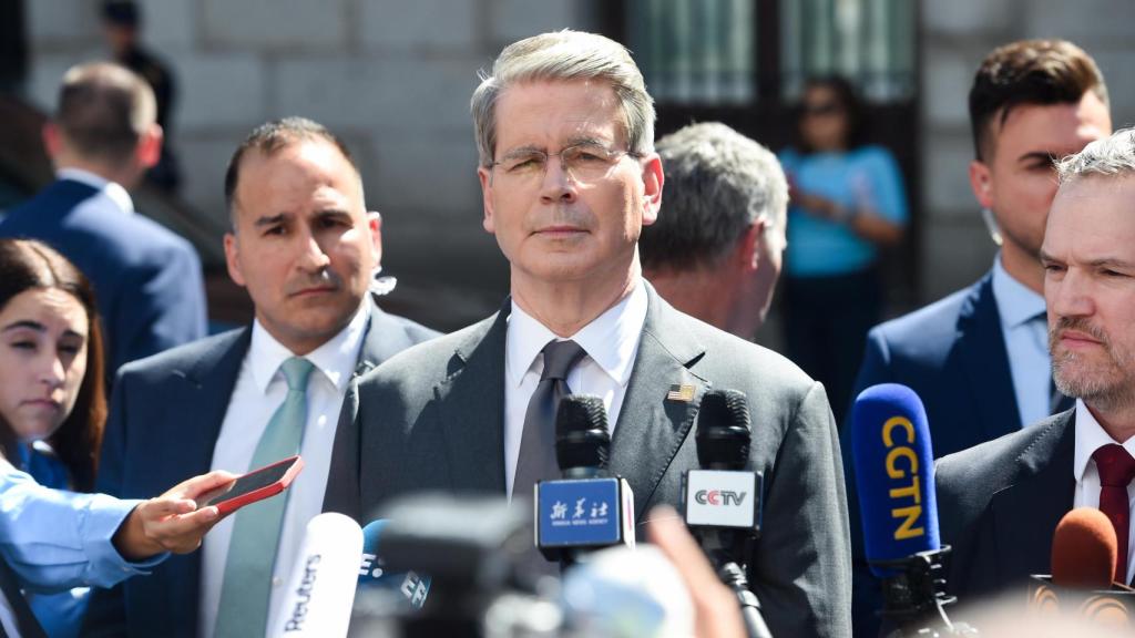 El Secretario del Tesoro de EEUU, Scott Bessent, atiende a los medios de comunicación a su salida de la reunión con la delegación china en Madrid.