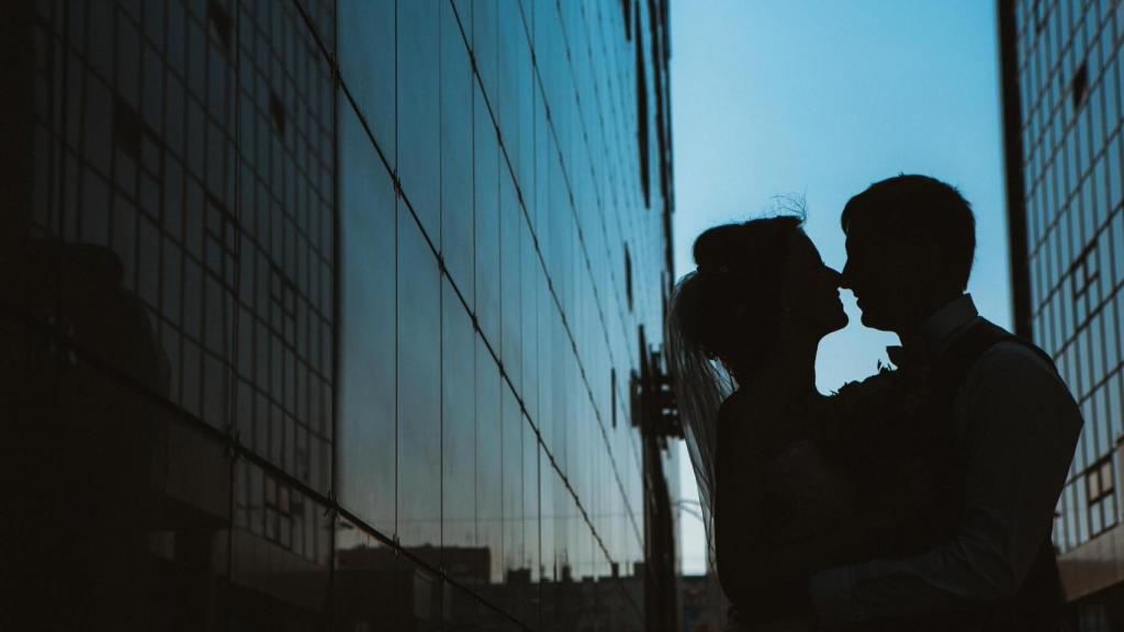 Imagen de archivo de una pareja frente a edificios empresariales.