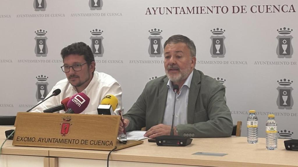 El alcalde de Cuenca, Darío Dolz (d), y el concejal de Urbanismo e Infraestructuras y anterior edil de Movilidad, Adrián Martínez (i).