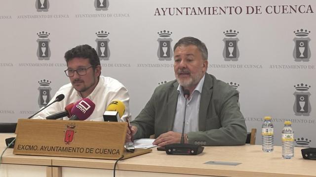 El alcalde de Cuenca, Darío Dolz (d), y el concejal de Urbanismo e Infraestructuras y anterior edil de Movilidad, Adrián Martínez (i).
