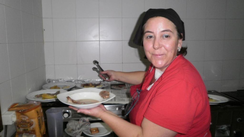 Lolita, dueña del local, en la cocina.