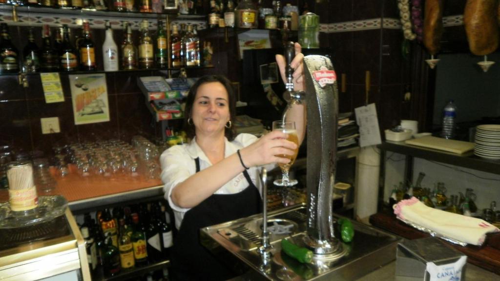 La hija de Lolita, detrás de la barra de Canaima.