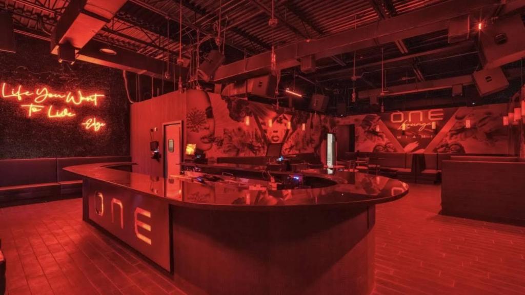 Fotografía del club de caballeros en donde se dio el tiroteo en Miami.