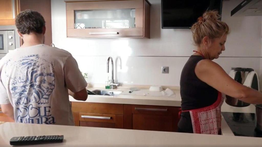 Alejandro, joven de 22 años, en casa con sus padres