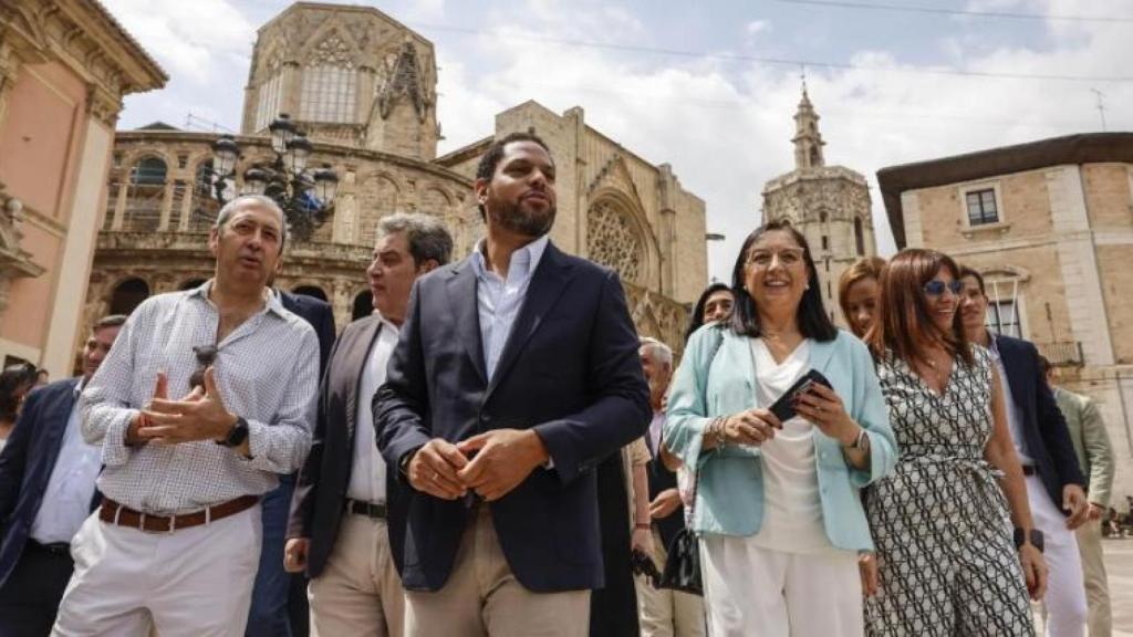El secretario general de Vox, Ignacio Garriga, junto a cargos valencianos de Vox. Rober Solsona / EP