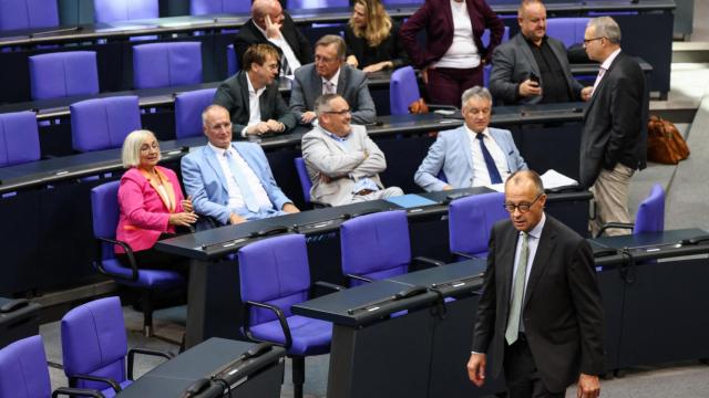Merz atraviesa el Bundestag bajo la atenta mirada de la bancada de AfD.
