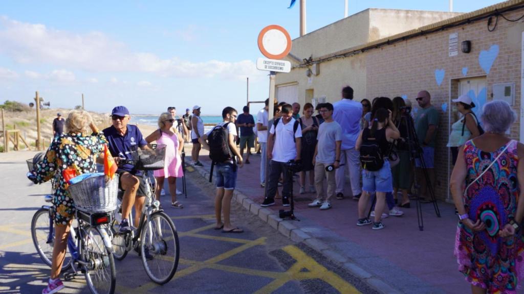 Vecinos afectados se reunidos el lunes, el día programado para demoler.