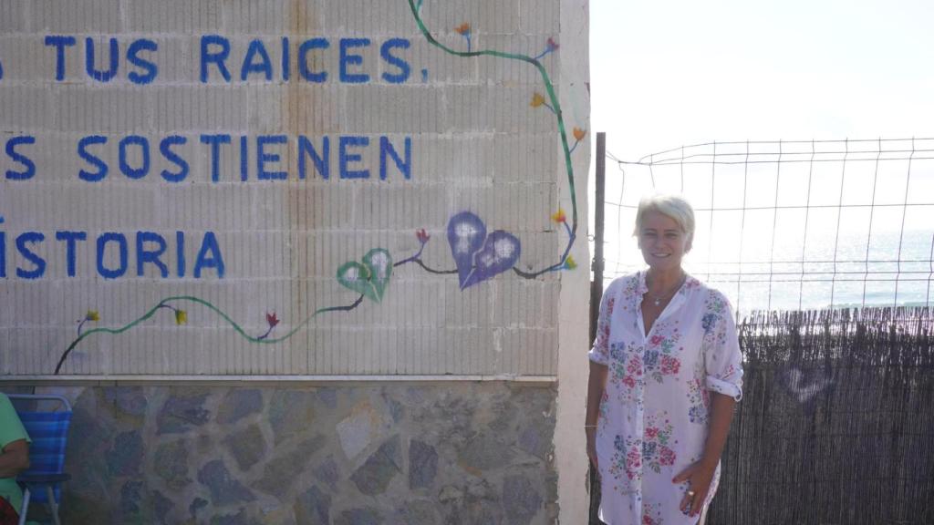 Ana junto a su vivienda.