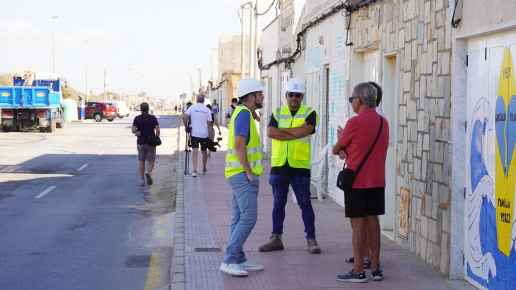 Trabajadores de la empresa Cauce hablan con vecinos.