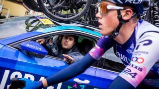 Óscar Guerrero, dando instrucciones desde el coche a uno de los ciclistas de su equipo.