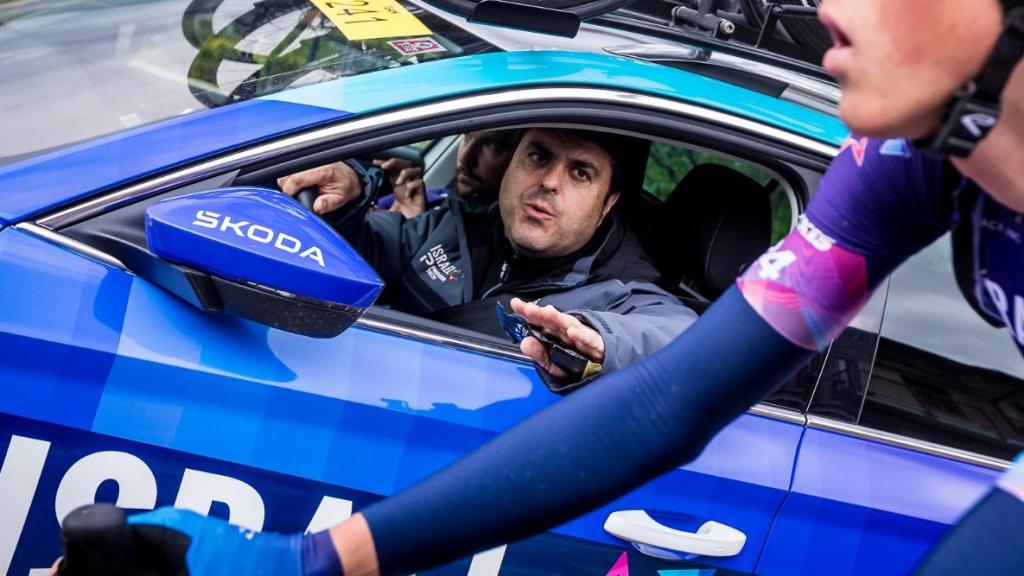 Óscar Guerrero, dando instrucciones desde el coche a uno de los ciclistas de su equipo.
