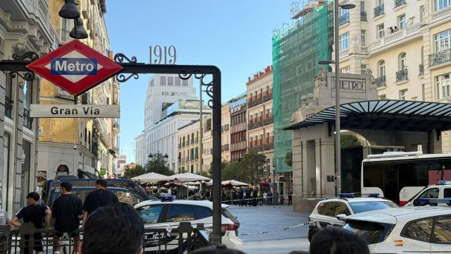 La Policía en el lugar de Gran Vía donde un hombre amenazaba con una explosión.