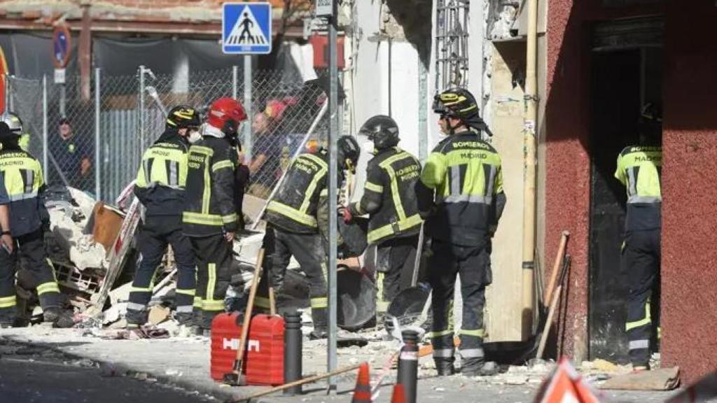 Bomberos trabajan en el bar de Vallecas tras la explosión.