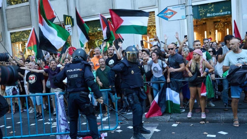 Manifestantes propalestinos protestan contra la participación del equipo israelí en la Vuelta a España, este domingo en el Paseo del Prado de Madrid.